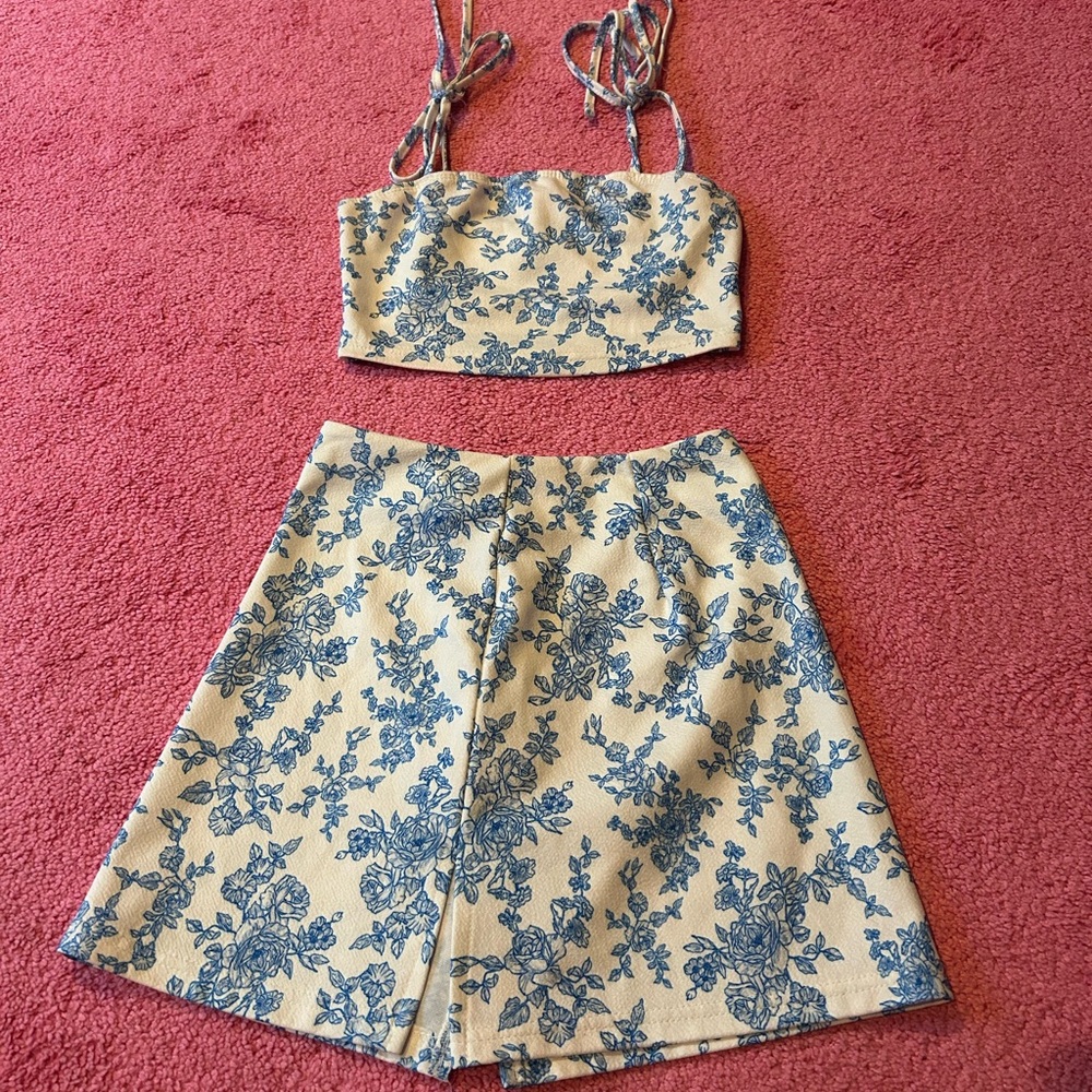 Edikted Floral Two-Piece Set in Blue and Cream